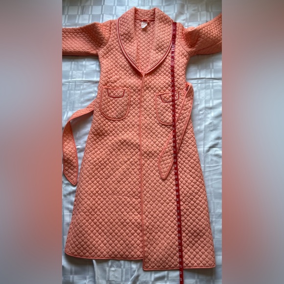 Vogue Vintage Coral Colour Quilted Nightcoat Robe with Pockets - Picture 6 of 12